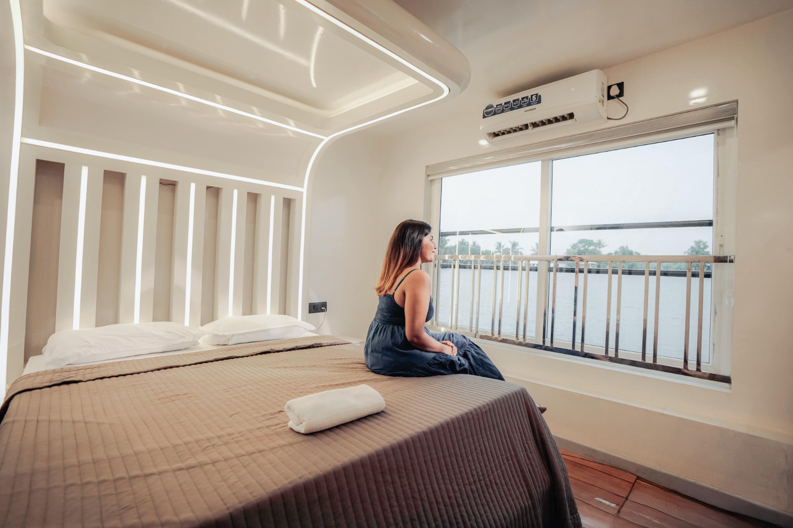 5 bedroom houseboat interior or facilities